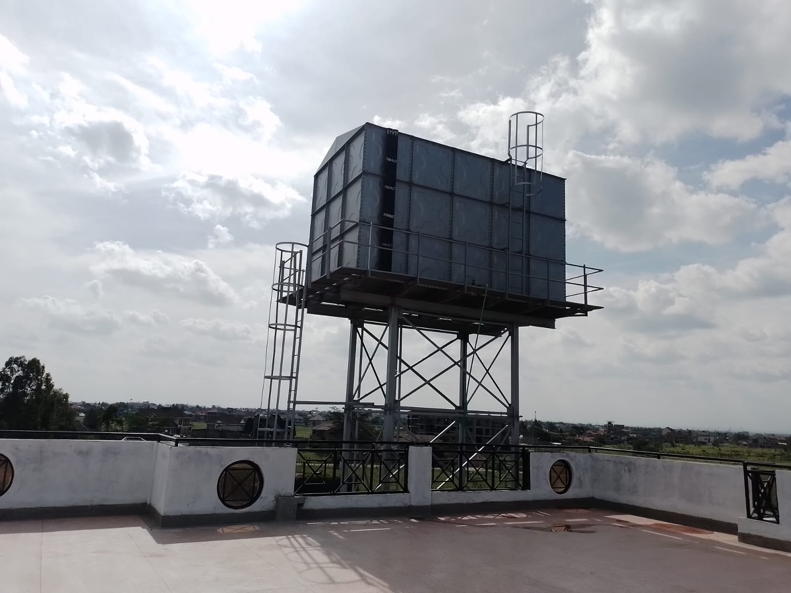 Spacious and Modern finishes. Master ensuite. Newly constructed apartment building. Backup solar power - shared amenities. Ample parking space. Secure neighborhood. Rooftop. Spacious kitchen. 
Near Merryland School and Tikiti Place.
-1.353308, 36.975589
Only 35,000 per month.